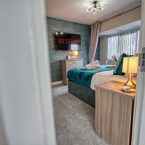 Stylish House - B'ham Airport And Nec, Jlr Solihull, Business & Leisure - Aspen House Holiday home